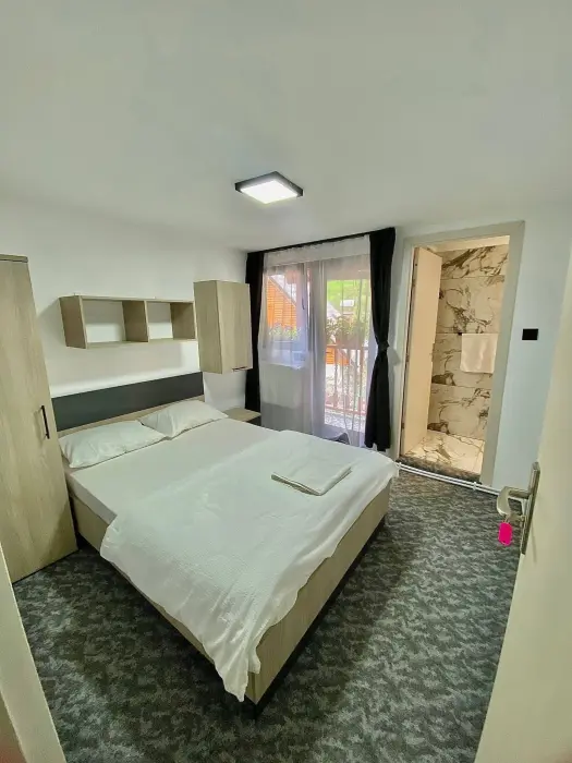 Cameră 4